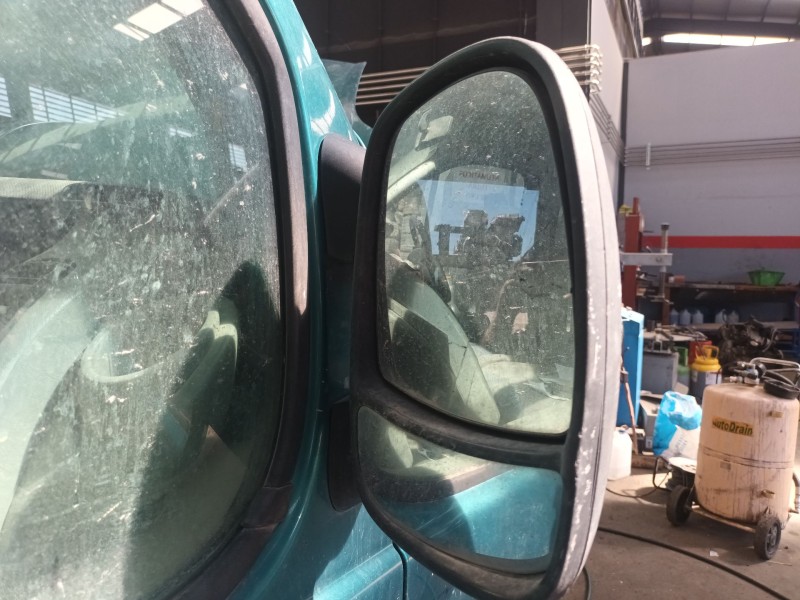 Recambio de retrovisor derecho manual para renault trafic ii autobús (jl) 1.9 dci 80 (jl0b) referencia OEM IAM   