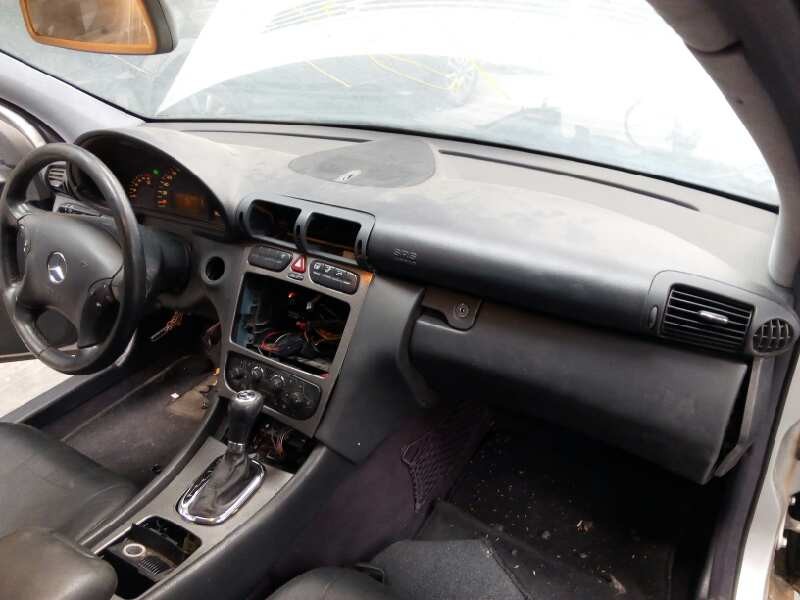 mercedes-benz clase c (w203) berlina del año 2000