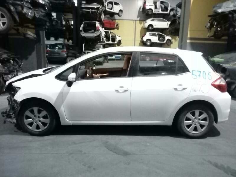 toyota auris del año 2012