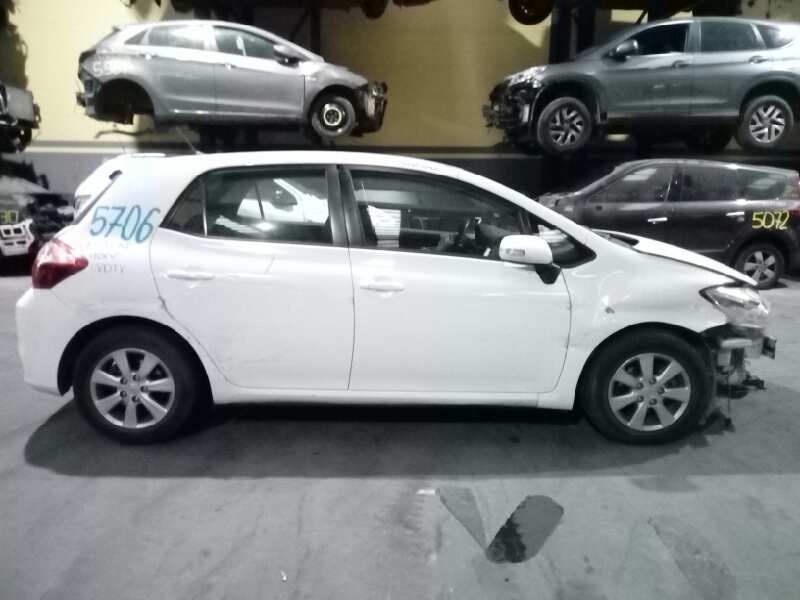 toyota auris del año 2012