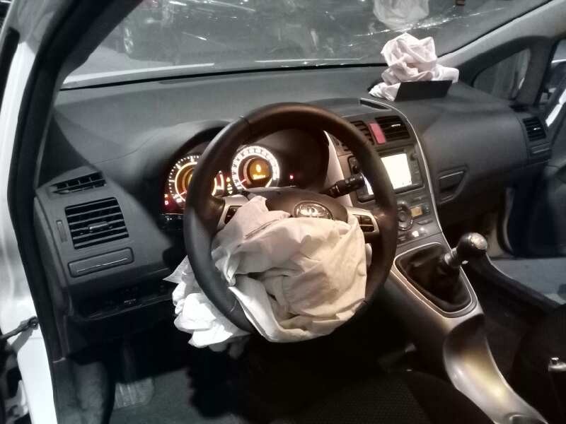 toyota auris del año 2012