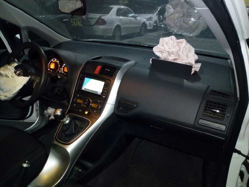 toyota auris del año 2012