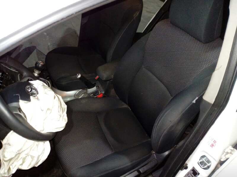 toyota auris del año 2012