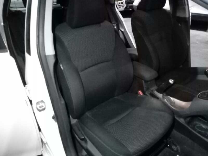 toyota auris del año 2012