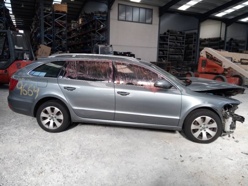 skoda superb combi (3t5) del año 2010
