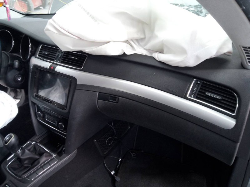 skoda superb combi (3t5) del año 2010