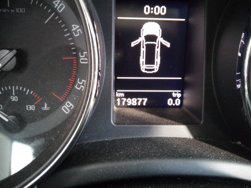 skoda superb combi (3t5) del año 2010
