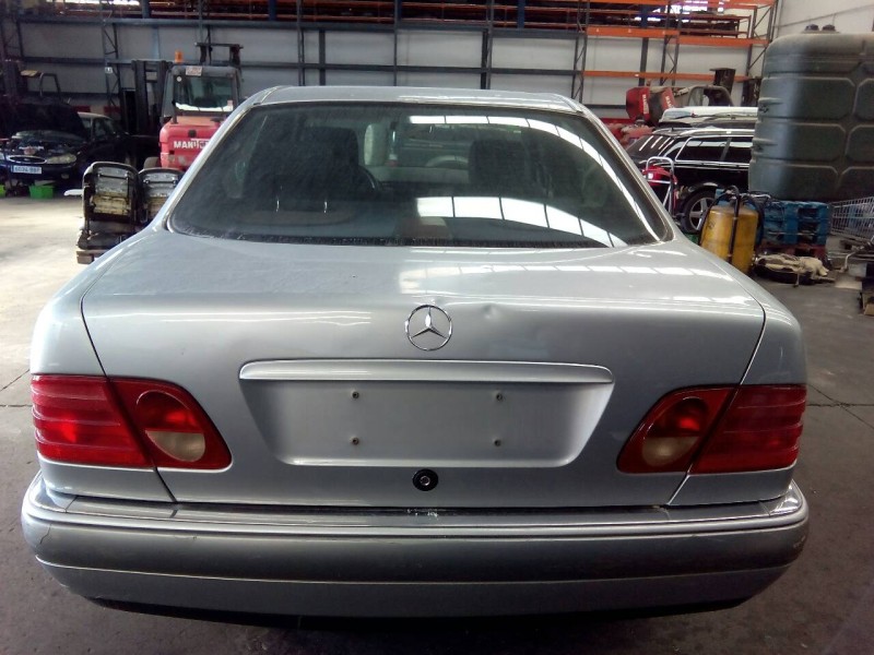 mercedes-benz clase e (w210) berlina del año 1996