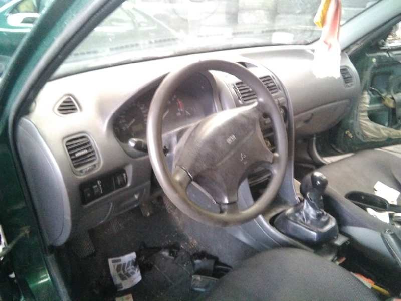 mitsubishi carisma berlina 4 (da0) del año 1998
