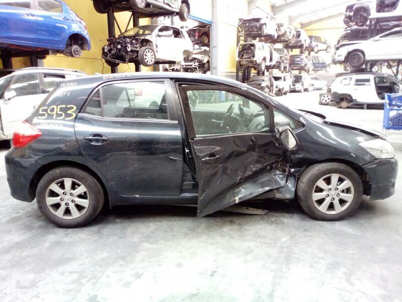toyota auris del año 2012