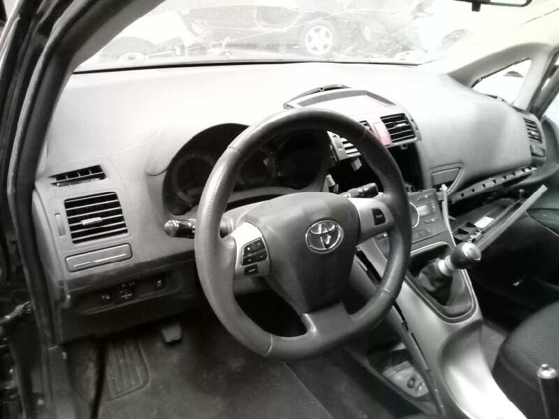 toyota auris del año 2012