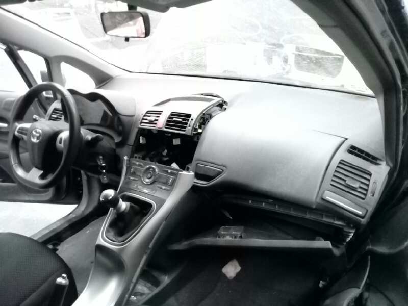 toyota auris del año 2012