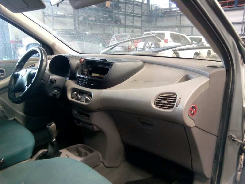nissan almera tino (v10m) del año 2001