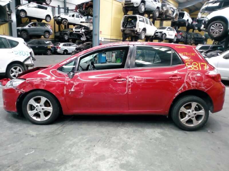 toyota auris del año 2011