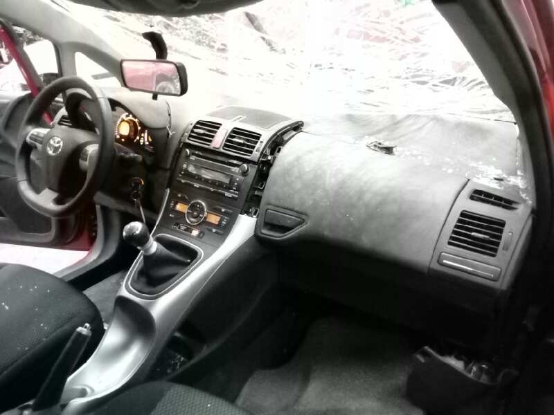 toyota auris del año 2011