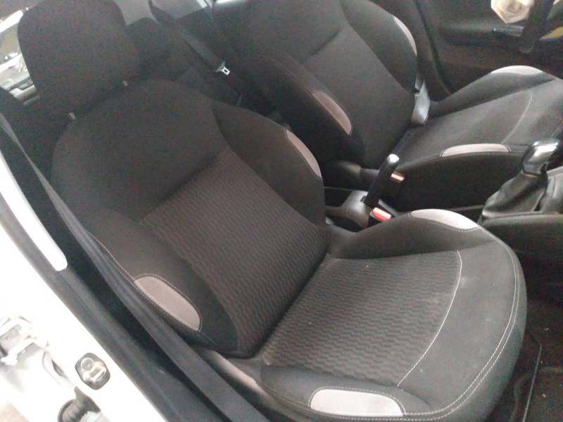 peugeot 208 del año 2012