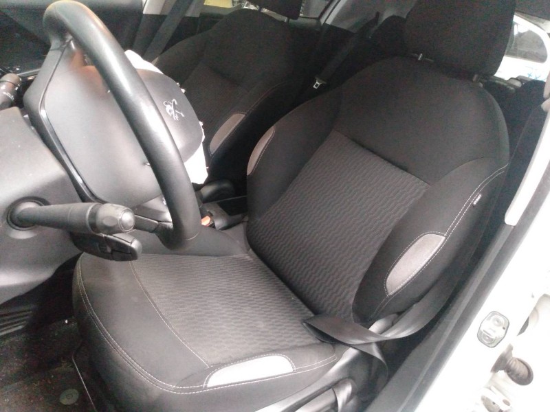 peugeot 208 del año 2012