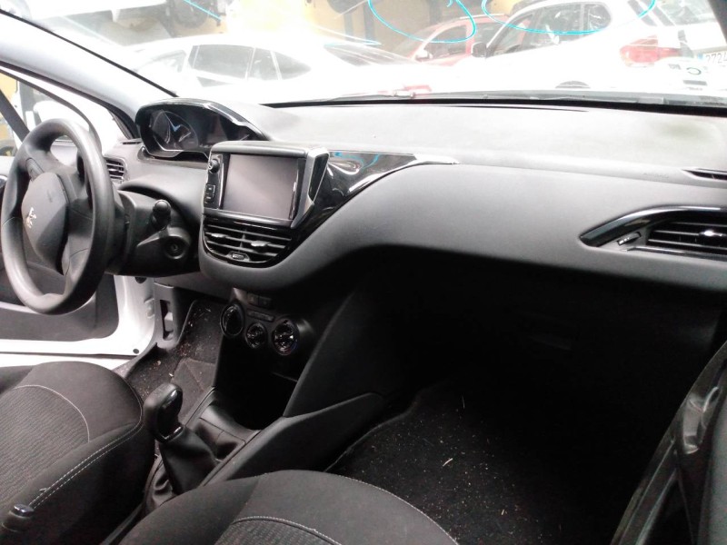 peugeot 208 del año 2015