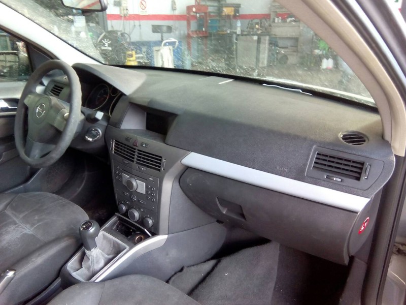 opel astra h berlina del año 2004
