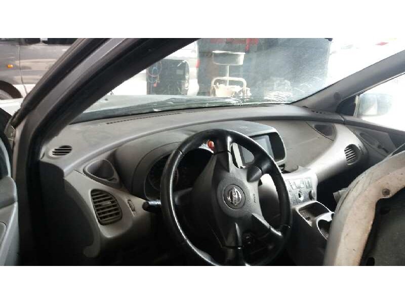 nissan almera tino (v10m) del año 2003