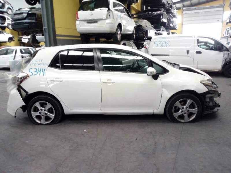toyota auris del año 2011
