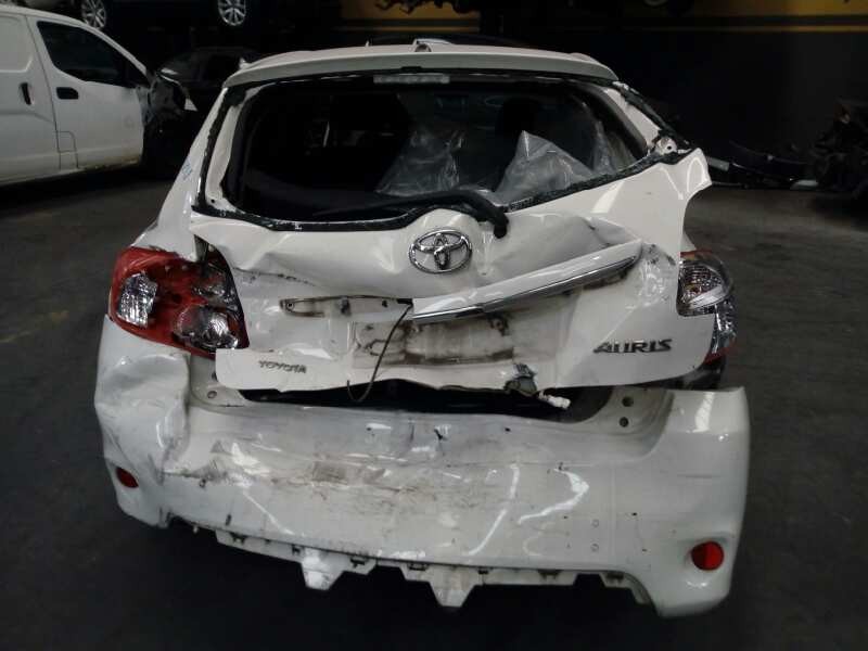 toyota auris del año 2011