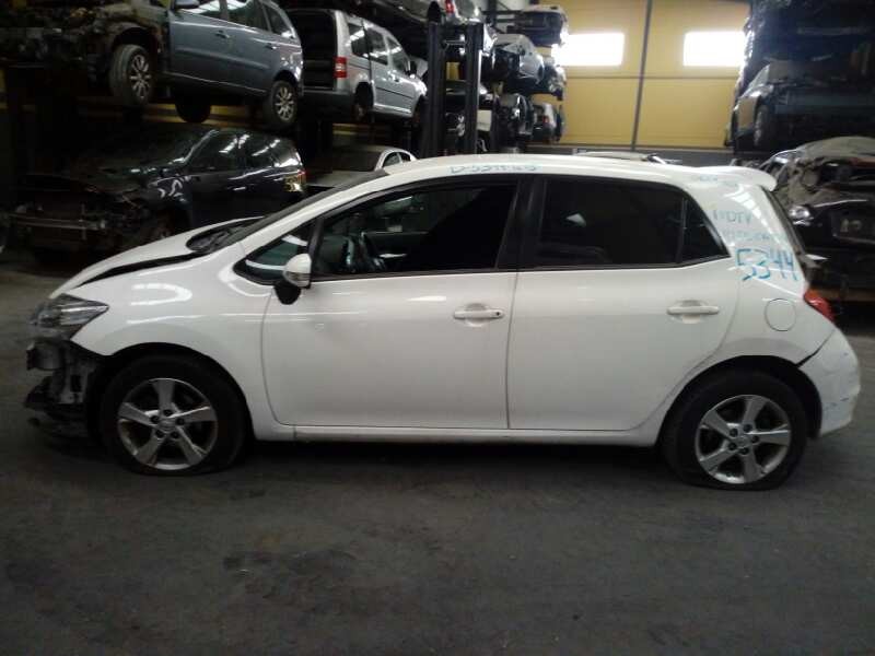 toyota auris del año 2011