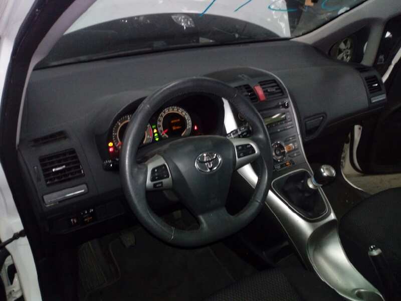 toyota auris del año 2011