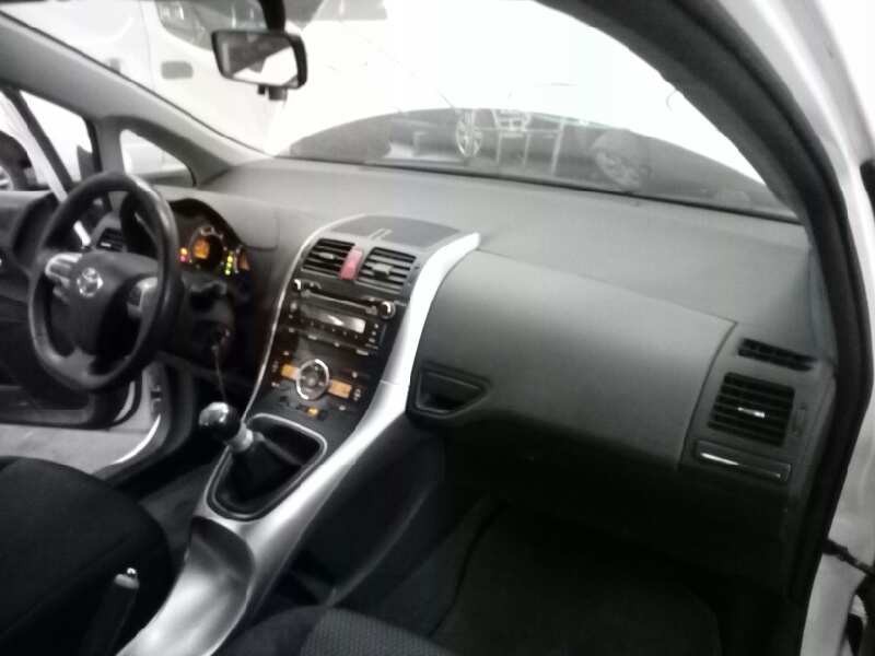 toyota auris del año 2011