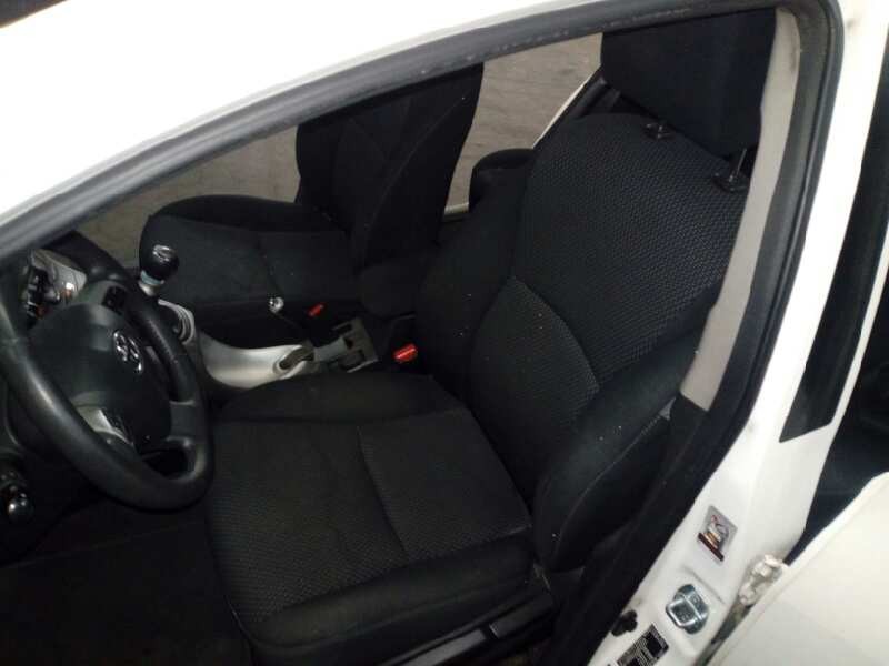 toyota auris del año 2011