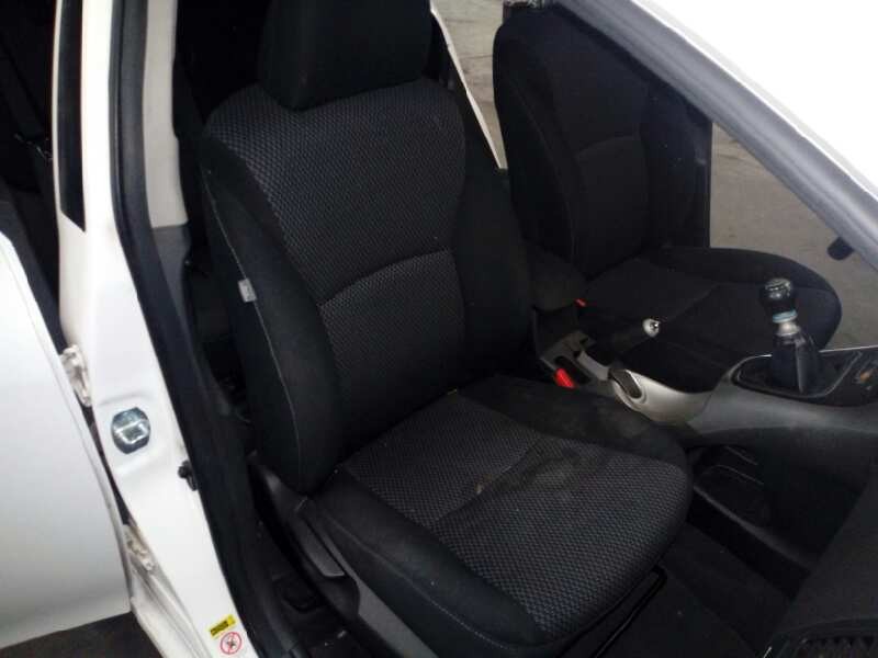 toyota auris del año 2011