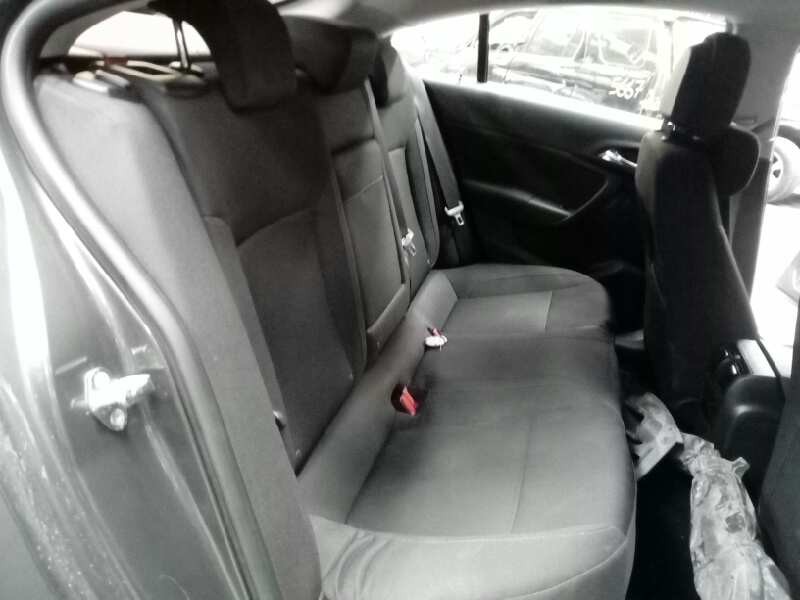 opel insignia berlina del año 2011