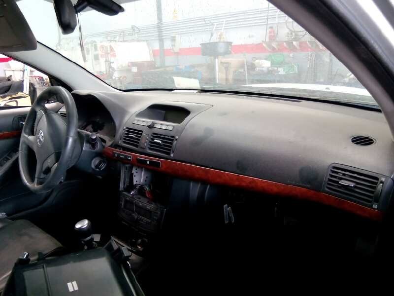 toyota avensis berlina (t25) del año 2006