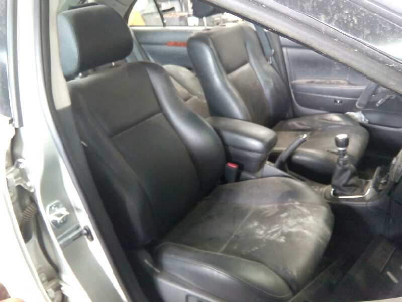 toyota avensis berlina (t25) del año 2006