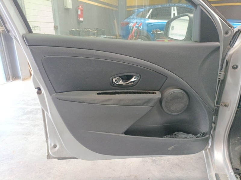 Recambio de guarnecido puerta delantera izquierda para renault megane iii hatchback (bz0/1_, b3_) 1.2 tce (bz2b, bz11) referenci