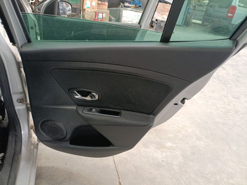 Recambio de guarnecido puerta trasera derecha para renault megane iii hatchback (bz0/1_, b3_) 1.2 tce (bz2b, bz11) referencia OE