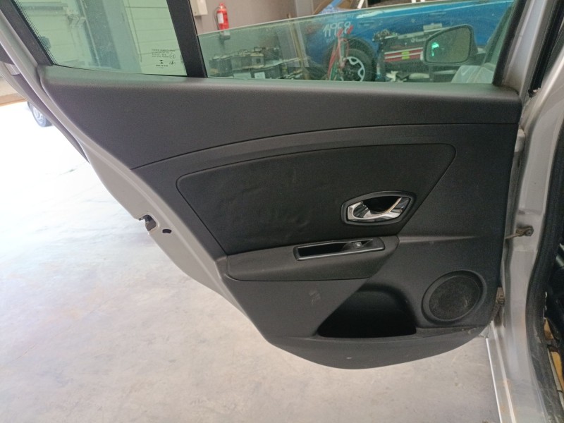 Recambio de guarnecido puerta trasera izquierda para renault megane iii hatchback (bz0/1_, b3_) 1.2 tce (bz2b, bz11) referencia 