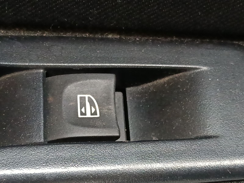 Recambio de mando elevalunas trasero izquierdo para renault megane iii hatchback (bz0/1_, b3_) 1.2 tce (bz2b, bz11) referencia O