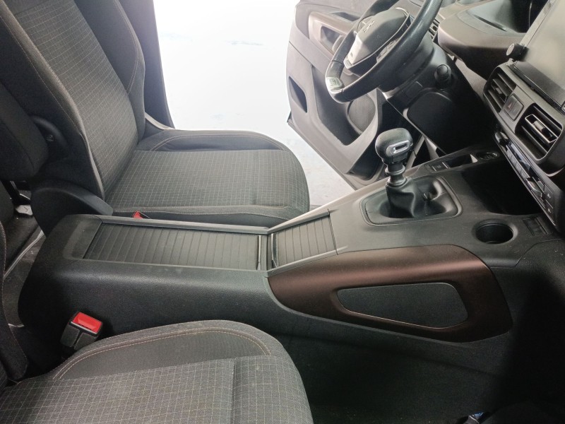Recambio de consola central para peugeot rifter 1.5 bluehdi 130 referencia OEM IAM   