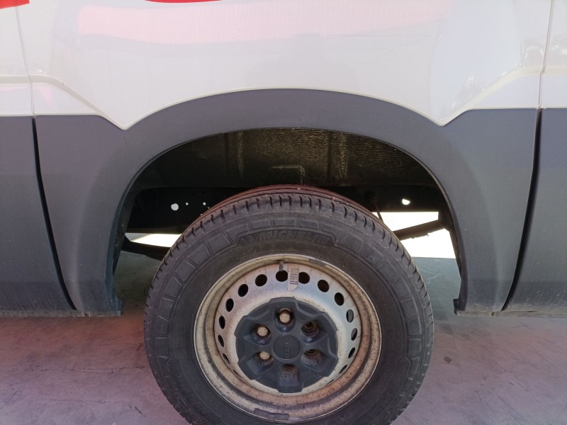 Recambio de aletin trasero izquierdo para iveco daily vi furgoneta 35s18, 35c18, 40c18, 50c18, 60c18, 65c18, 70c18 referencia OE
