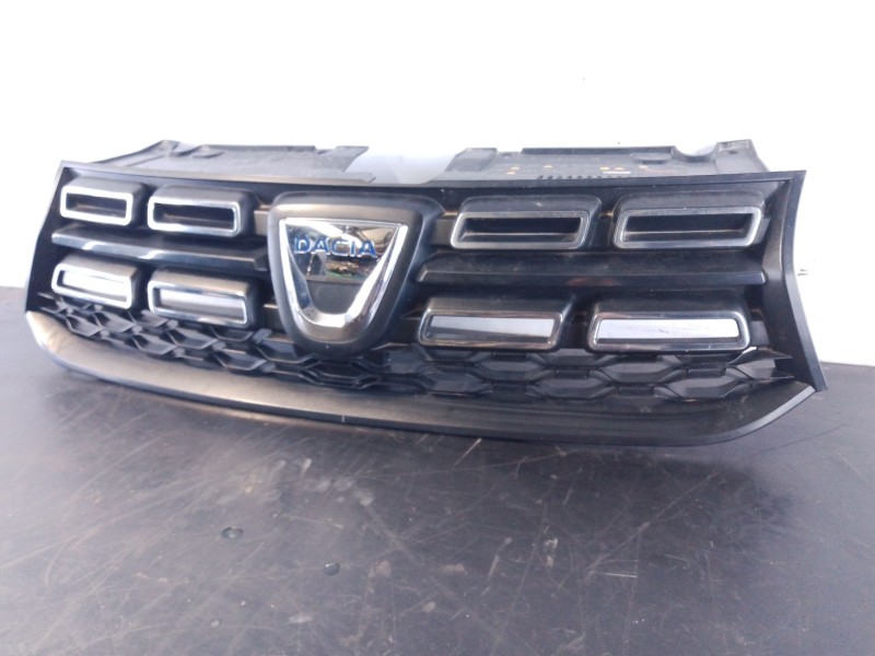 Recambio de rejilla delantera para dacia sandero stepway referencia OEM IAM 623107554R 623108072R P2-A2-18