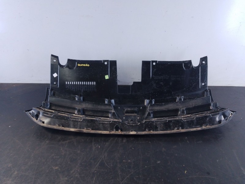 Recambio de rejilla delantera para dacia sandero stepway referencia OEM IAM 623107554R 623108072R P2-A2-18