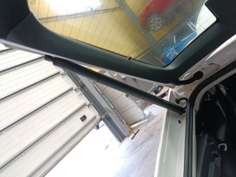 Recambio de amortiguador trasero izquierdo porton para skoda octavia iv (nx3, nn3, pv3) 2.0 tdi referencia OEM IAM 5E6827851E  