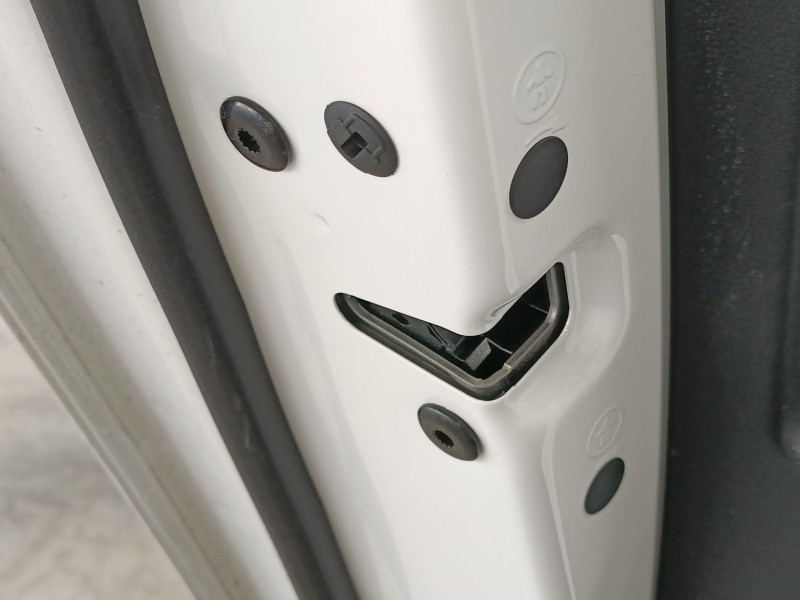 Recambio de cerradura puerta trasera izquierda para skoda octavia iv (nx3, nn3, pv3) 2.0 tdi referencia OEM IAM   