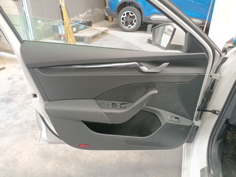 Recambio de guarnecido puerta delantera izquierda para skoda octavia iv (nx3, nn3, pv3) 2.0 tdi referencia OEM IAM   
