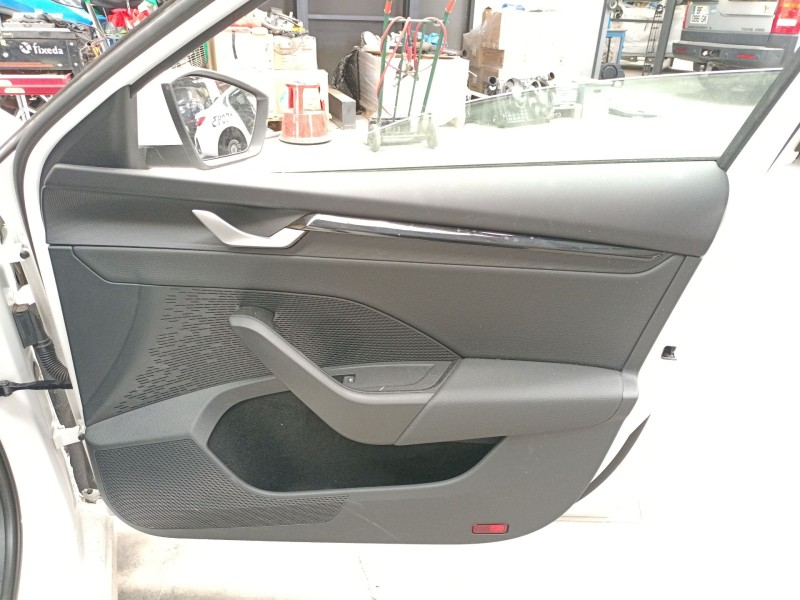 Recambio de guarnecido puerta delantera derecha para skoda octavia iv (nx3, nn3, pv3) 2.0 tdi referencia OEM IAM   
