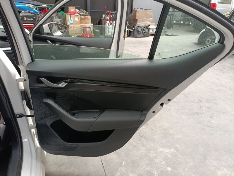 Recambio de guarnecido puerta trasera derecha para skoda octavia iv (nx3, nn3, pv3) 2.0 tdi referencia OEM IAM   