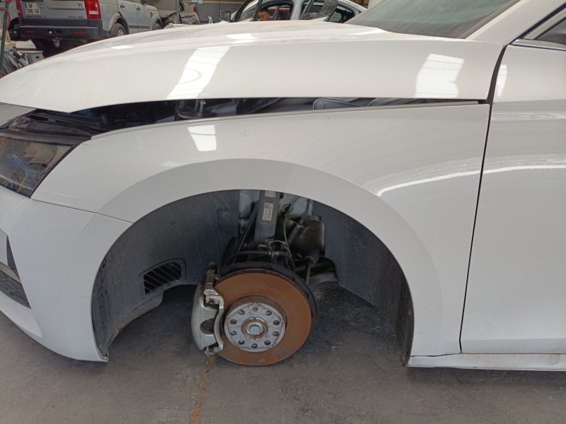 Recambio de aleta delantera izquierda para skoda octavia iv (nx3, nn3, pv3) 2.0 tdi referencia OEM IAM   