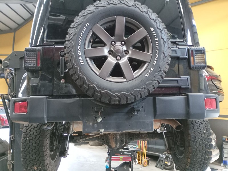Recambio de paragolpes trasero para jeep wrangler iii (jk) 2.8 crd referencia OEM IAM   