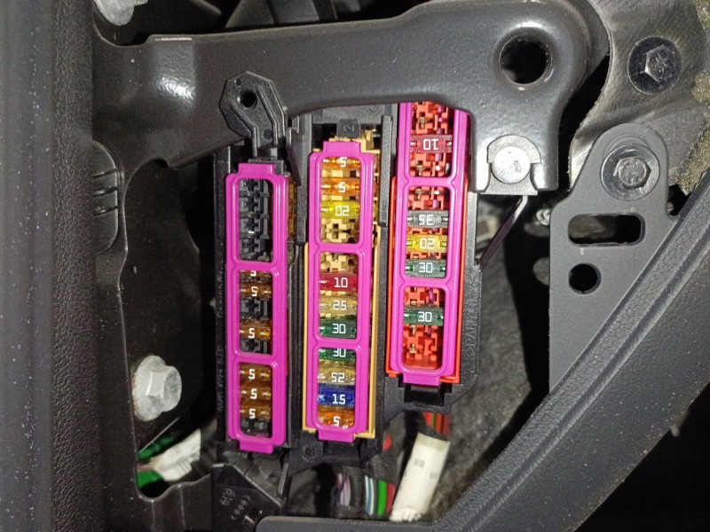 Recambio de caja reles / fusibles para audi a5 (8t3) 2.0 tdi referencia OEM IAM   